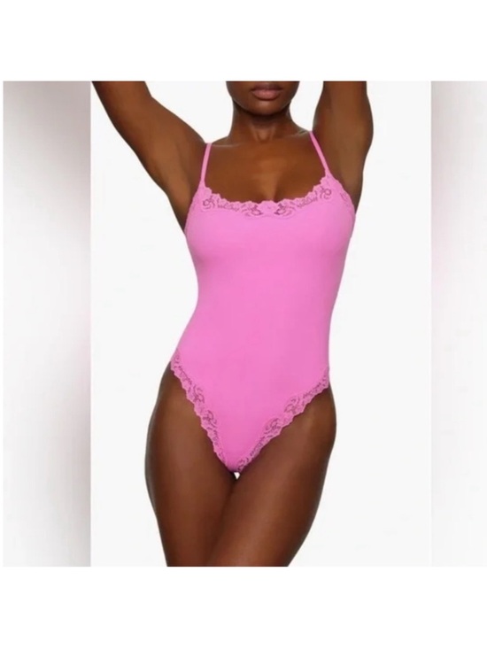 SKIMS Tops - SKIMS Fits Everybody Lace Cami Bodysuit